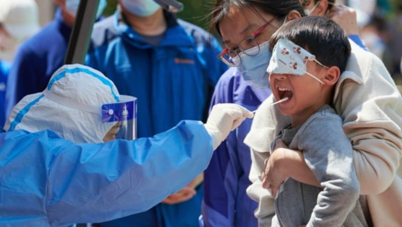 In Schanghai werden regelmäßig Massentests durchgeführt. (Bild: APA/AFP/LIU JIN)