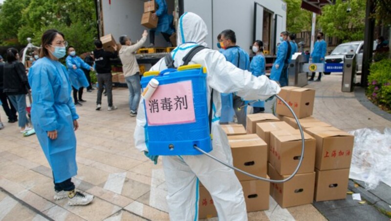 Lebensmittelpakete für Menschen in Isolation werden desinfiziert. (Bild: APA/AFP/LIU JIN)