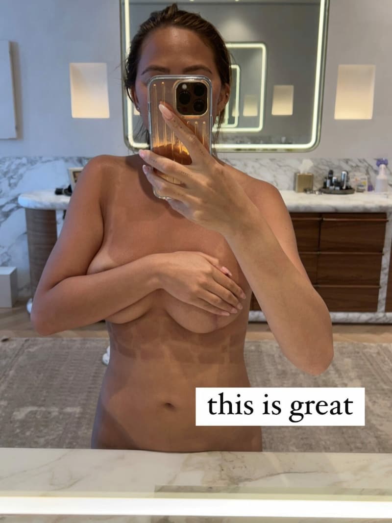 Chrissy Teigen posierte nackt vorm Badezimmerspiegel. (Bild: instagram.com/chrissyteigen)