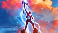 Chris Hemsworth als Thor auf dem Movie-Poster zu „Thor: Love and Thunder“ (Bild: Disney)