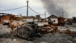 Verbrannte Autos am Gelände des Stahlwerks (Bild: Associated Press)