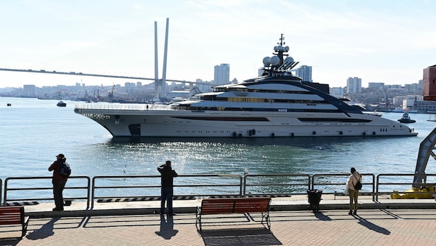 Diese 142 Meter lange Luxusjacht gehört angeblich dem russischen Milliardär Alexej Mordaschow. Die wahren Besitzer der weltweit verstreuten Vermögenswerte sind schwer zu ermitteln. (Bild: APA/AFP/Pavel KOROLYOV)