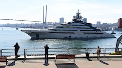 Diese 142 Meter lange Luxusjacht gehört angeblich dem russischen Milliardär Alexej Mordaschow. Die wahren Besitzer der weltweit verstreuten Vermögenswerte sind schwer zu ermitteln. (Bild: APA/AFP/Pavel KOROLYOV)