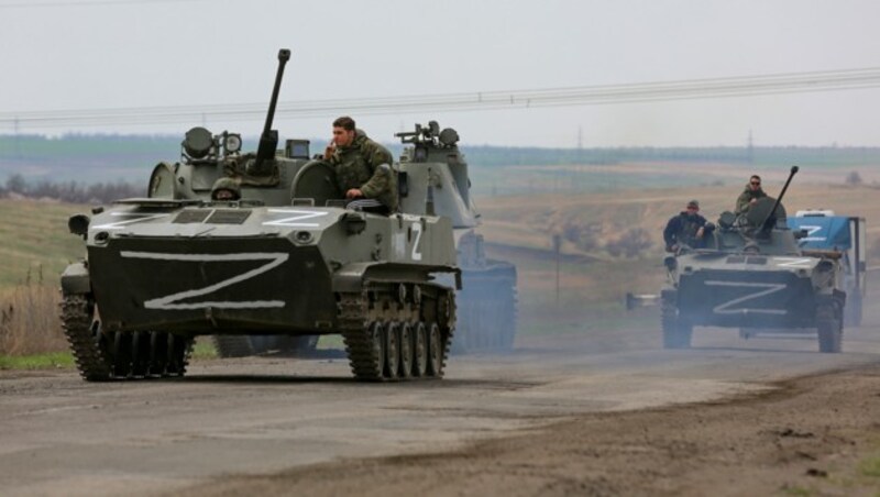 Russische Panzer nahe Mariupol in der Ostukraine (Bild: ASSOCIATED PRESS)