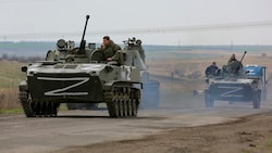 Russische Panzer nahe Mariupol in der Ostukraine (Bild: ASSOCIATED PRESS)