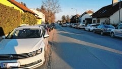 Wohnsiedlungen in Gerasdorf sind völlig zugeparkt. (Bild: Franz Höld)