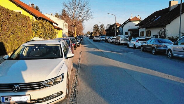 Wohnsiedlungen in Gerasdorf sind völlig zugeparkt. (Bild: Franz Höld)