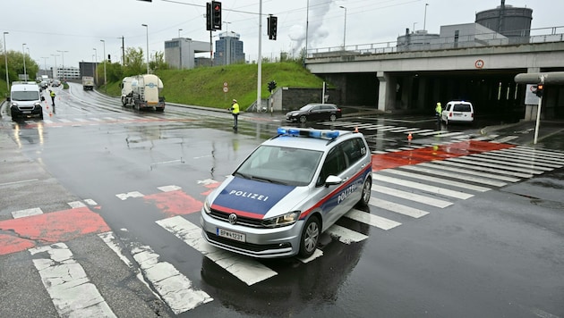 Fund einer Fliegerbombe am Firmengeländer der Voest: Es wurde ein Sperrkreis errichtet. (Bild: APA/fotokerschi.at/Werner Kerschbaummayr)