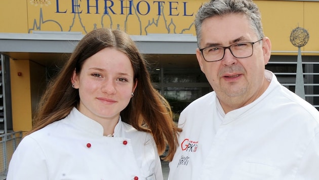 Schmackhafte, aber auch nachhaltige Küche zaubern Praxislehrer Gerhard Pachschwöll-Kral und Schüler wie etwa Marlies Pratter aus Baden in der HLF in Krems auf die Teller. Für das Öko-Projekt wurde das HLF-Team jetzt sogar auch international ausgezeichnet. (Bild: Crepaz Franz)