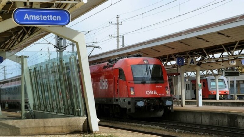 In Amstetten war die rasende Fahrt des Railjets vorläufig zu Ende - es hieß: „Bitte Aussteigen“ (Bild: Pressefoto Franz Crepaz)