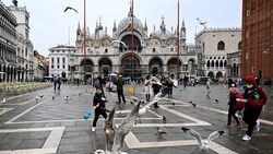 Während in Italien die Corona-Restriktionen allmählich gelockert werden, kommen wieder verstärkt Touristen nach Venedig. (Bild: Tiziana FABI / AFP)