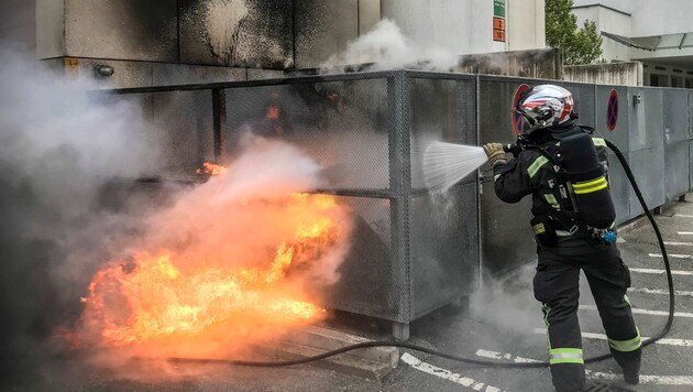 Die Feuerwehr konnte verhindern, dass die Flammen auf das Gebäude oder den Stickstofftank übergriffen. (Bild: Zeitungsfoto.at/Team)