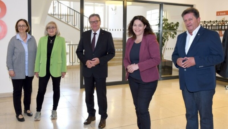 Birgit Scheidle (Dachverband Kinderbetreuung), LR Palfrader, LH Platter, Vize Felipe, Gemeinde-Boss Schöpf (v. li.). (Bild: Andreas Fischer)