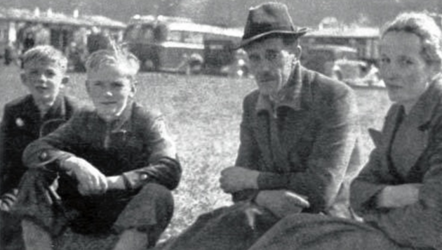 Eine Familie wartet im Sammellager in Ebenthal. Auf Befehl von Heinrich Himmler wurden Kärntner Slowenen deportiert. (Bild: zVg)