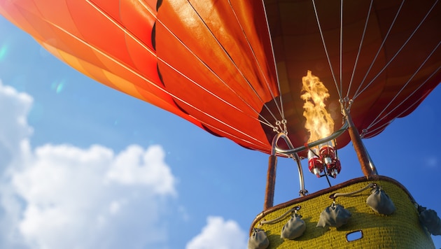 The hot air balloon (symbolic image) had to make an emergency landing. (Bild: sidorovstock - stock.adobe.com)