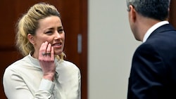 Amber Heard im Gerichtssaal des Fairfax County Circuit Court in Fairfa nahe der Hauptstadt Washington (Bild: APA/Jim Watson/Pool Photo via AP)