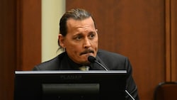 Johnny Depp wehrt sich vor Gericht gegen die Vorwürfe von Amber Heard. (Bild: APA/Photo by JIM WATSON/AFP)