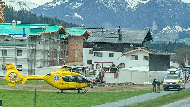 Der Arbeiter wurde mit dem Rettungshubschrauber ins Spital geflogen. (Bild: zoom.tirol)