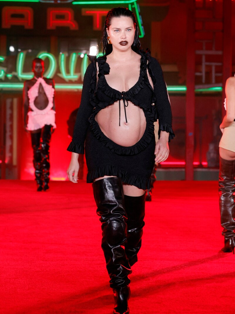 Model Adriana Lima zeigt am Catwalk ihren trainierten Babybauch. (Bild: APA/Frazer Harrison/Getty Images/AFP)