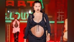 Adriana Lima mit muskulösem Babybauch am Catwalk (Bild: APA/Frazer Harrison/Getty Images/AFP Krone KREATIV)