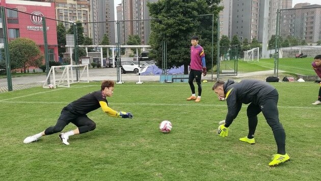 Training im Vereins-Trainingszentrum ist für Berger (re.) möglich. Aber raus kann er nicht. (Bild: Chengdu Rongcheng FC)