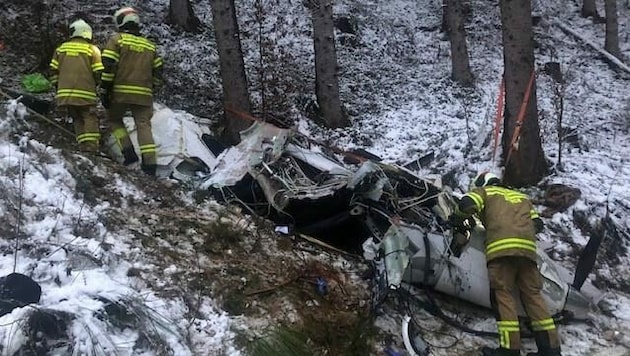 Einsatzkräfte befreiten die zwei Kinder aus dem Flugzeug-Wrack, der Pilot starb vor Ort an einem Polytrauma (Bild: Rotes Kreuz Salzburg, Krone KREATIV)