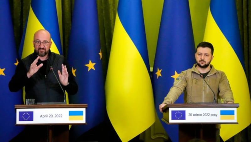 EU-Ratspräsident Charles Michel bei der gemeinsamen Pressekonferenz mit dem ukrainischen Staatschef Wolodymyr Selenskyj (Bild: AP)