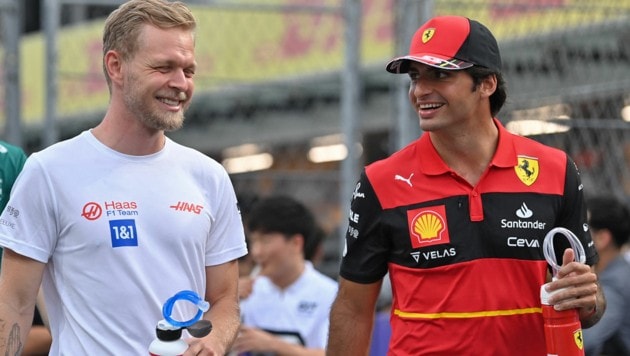 Ferrari-Star Sainz (re.) mit Haas-Pilot Magnussen. Steckt zu viel Ferrari im Haas? Die Rivalen fordern eine Untersuchung des Weltverbands. (Bild: AFP)