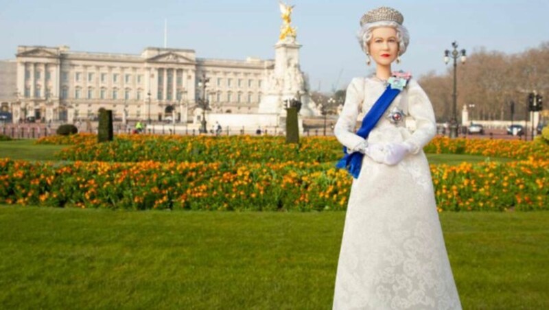 Die Queen-Barbie vor dem Buckingham-Palast (Bild: Mattel)