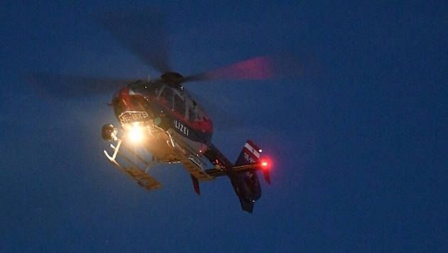 Der FLIR-Hubschrauber der Polizei suchte aus der Luft die Piste ab.  (Bild: P. Huber)