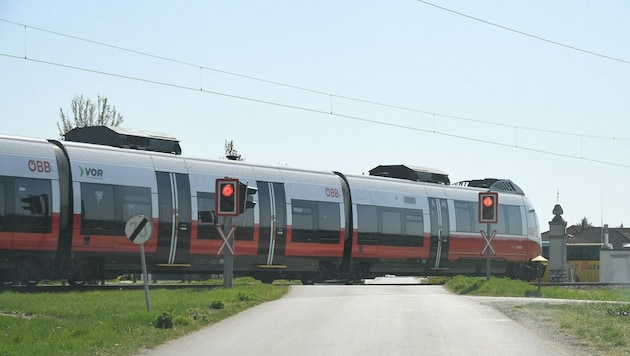 Zum Teil weichen Fahrgäste auf weniger überfüllte Regionalzüge aus. (Bild: P. Huber)