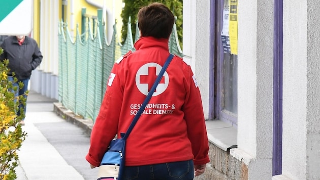 Some scammers are even wearing Red Cross uniforms (symbolic image). (Bild: P. Huber)