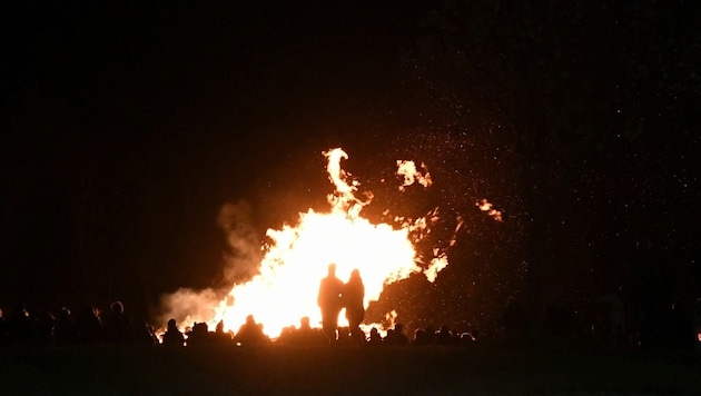 Osterfeuer sind teil des österlichen Brauchtums, aber nicht überall gern gesehen (Symbolbild) (Bild: P. Huber)