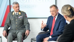 LH Thomas Stelzer hatte beim OÖVP-Polittalk Oberösterreichs Militärkommandanten Brigadier Dieter Muhr (li.) zu Gast (Bild: Peter C.Mayr)