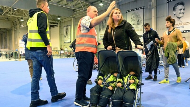 Ukrainische Flüchtlinge in einer Sporthalle in Budapest, die zu einem Aufnahmezentrum für Flüchtlinge aus der Ukraine umfunktioniert wurde (Bild: APA/AFP/ATTILA KISBENEDEK)