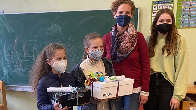 Zwei der ukrainischen Kinder nahmen die Kartons dankbar von Leiterin Nicole Geiswinkler und Helferin Caroline Jedlicka entgegen. (Bild: SNB Mannersdorf)