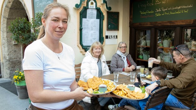 Kellnerin Nicole serviert Gästen aus Norddeutschland im Zwettler’s in der Stadt Salzburg das beliebte Wiener Schnitzel. (Bild: Susi Berger)