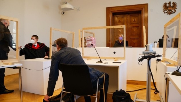 Der Angeklagte im Verhandlungssaal des Landesgerichtes Salzburg (Bild: Tschepp Markus)