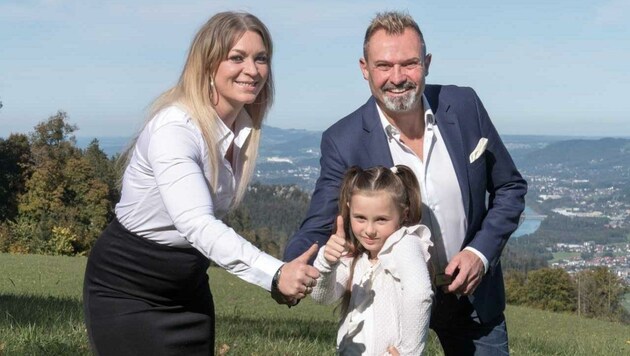 Sandra und Christian Lindtner (im Bild mit Tochter Xenia) wollen mit der neuen Partei FMÖ die Politik aufmischen. (Bild: FMÖ)