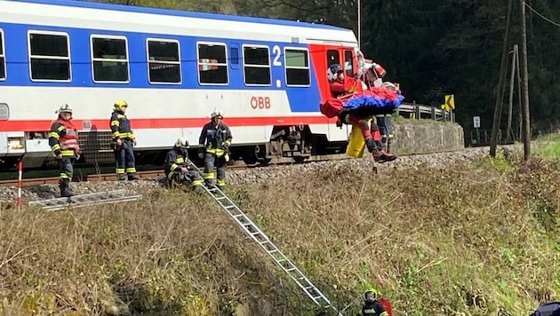 Das Unfallopfer wird per Bergetau (r. oben) aus dem Graben in St. Gotthard gezogen (Bild: FF Eschelberg)