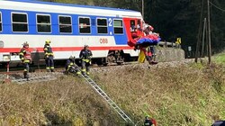 Das Unfallopfer wird per Bergetau (r. oben) aus dem Graben in St. Gotthard gezogen (Bild: FF Eschelberg)