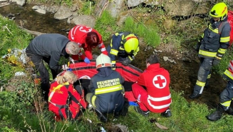 Das Unfallopfer wurde in St. Gotthard unterhalb der Bahnstrecke neben dem Bach medizinisch versorgt (Bild: FF Eschelberg)