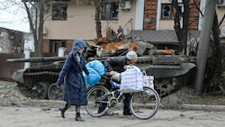 Menschen flüchten aus Mariupol (Bild: AP/Alexei Alexandrov)