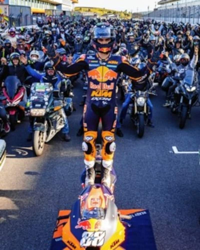 Oliveira mit seinen Fans (Bild: KTM Media)