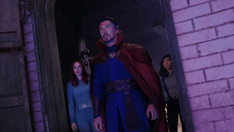 von links: Rachel McAdams als Dr. Christine Palmer, Benedict Cumberbatch as Dr. Stephen Strange, und Xochitl Gomez als America Chavez. (Bild: ©Marvel Studios 2022. All Rights Reserved.)