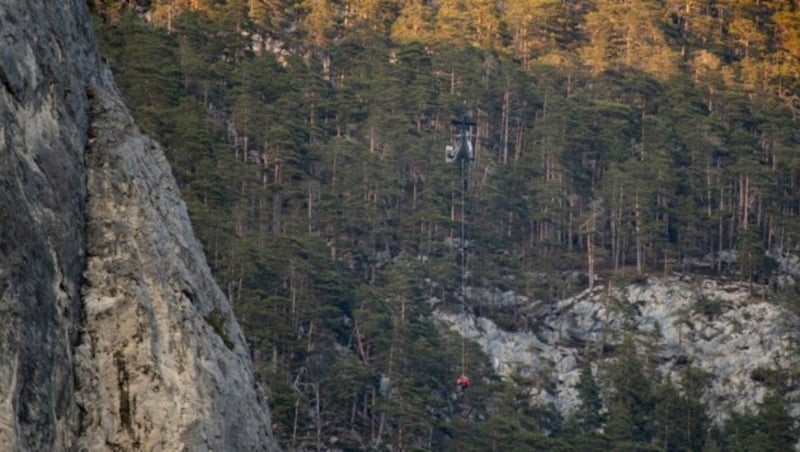 Die Leiche wurde mit dem Polizeihubschrauber geborgen. (Bild: zeitungsfoto.at/Liebl Daniel)