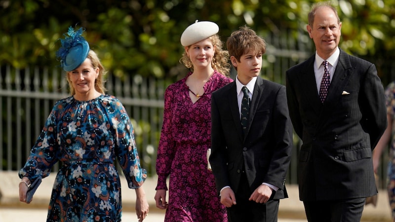 Prinz Edward mit seiner Frau Sophie und den Kindern Lady Louise Mountbatten-Windsor und Viscount James Severn auf dem Weg zur Ostermesse in der Sankt-Georgs-Kapelle in Windsor (Bild: POOL / REUTERS / picturedesk.com)
