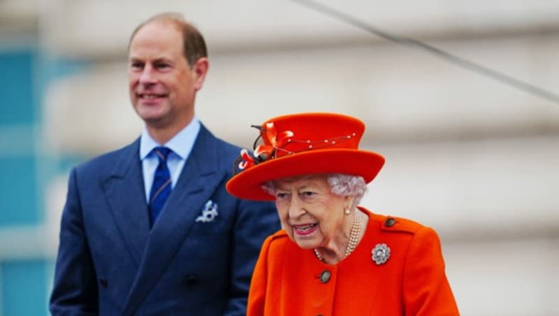 Prinz Edward mit seiner Mutter Queen Elizabeth II. (Bild: APA/Photo by Victoria Jones/AFP)