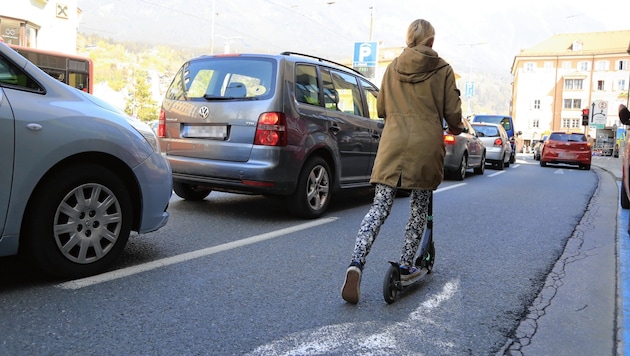 In der warmen Jahreszeit bevölkern zahlreiche Nutzer von Trendsportgeräten, zu denen E-Scooter und Tretroller gehören, Straßen, Gehsteige und Radwege. Gerade in Städten wie Innsbruck passieren laufend Unfälle. (Bild: Christof Birbaumer, Krone KREATIV)