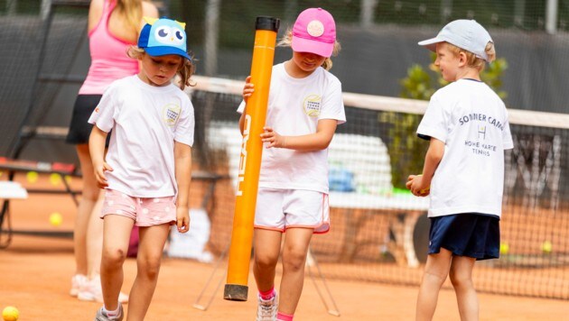 Para principiantes, pero también para niños experimentados de entre 6 y 14 años, el VSC ofrece los populares campamentos de verano de tenis en los meses de verano.  Una mezcla de entrenamiento de tenis y diversión ofrece las mejores condiciones para una gran semana.  (Imagen: www.martinsteiger.at)